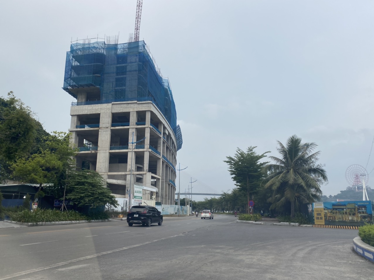 Cận cảnh những c&ocirc;ng tr&igrave;nh "khủng" vi phạm trật tự x&acirc;y dựng dưới ch&acirc;n đồi &Ocirc;ng Gi&aacute;p ở TP Hạ Long - Ảnh 4.