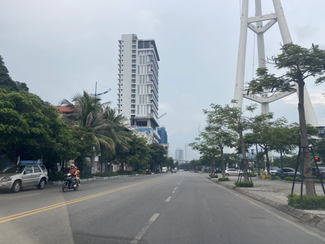 Cận cảnh những c&ocirc;ng tr&igrave;nh "khủng" vi phạm trật tự x&acirc;y dựng dưới ch&acirc;n đồi &Ocirc;ng Gi&aacute;p ở TP Hạ Long - Ảnh 1.