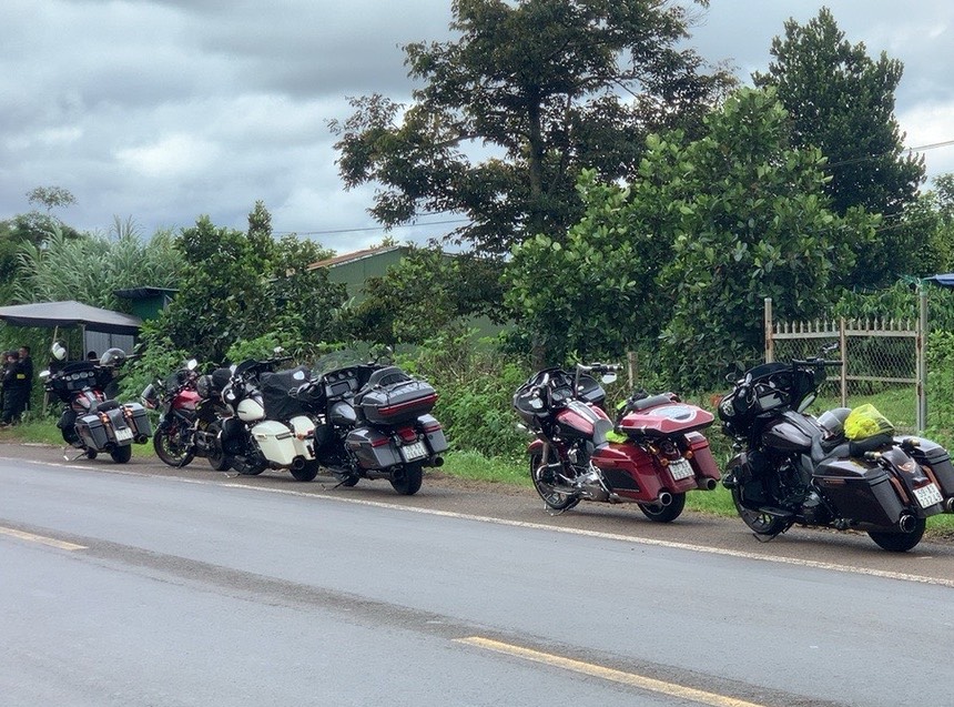 CSGT Đắk N&ocirc;ng xử l&yacute; d&agrave;n xe ph&acirc;n khối lớn chạy với tốc độ gần 100km/h - Ảnh 2.