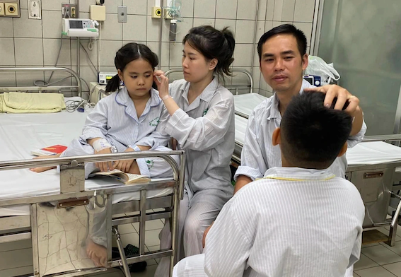 Gia đ&igrave;nh 5 người đo&agrave;n tụ sau vụ ch&aacute;y tại chung cư mini - Ảnh 1.