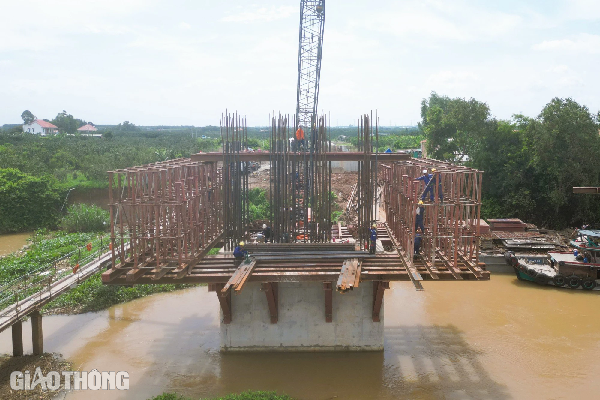 Đội nắng đua tiến độ cầu Bạch Đằng 2 nối Đồng Nai - B&igrave;nh Dương - Ảnh 3.