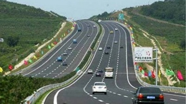 Đẩy nhanh tiến độ dự &aacute;n giao th&ocirc;ng trọng điểm tạo động lực ph&aacute;t triển KT-XH cho H&ograve;a B&igrave;nh cất c&aacute;nh - Ảnh 4.