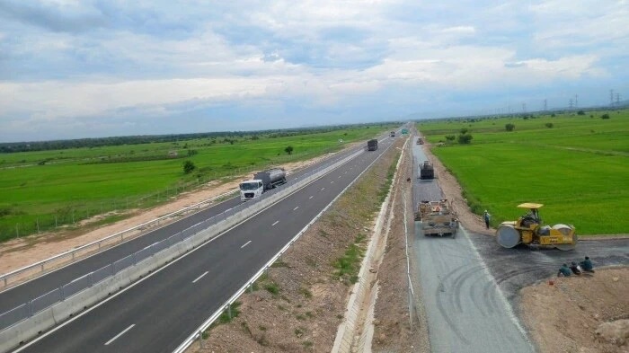 Tăng tốc tiến độ, sớm ho&agrave;n th&agrave;nh đường gom cao tốc qua B&igrave;nh Thuận - Ảnh 1.