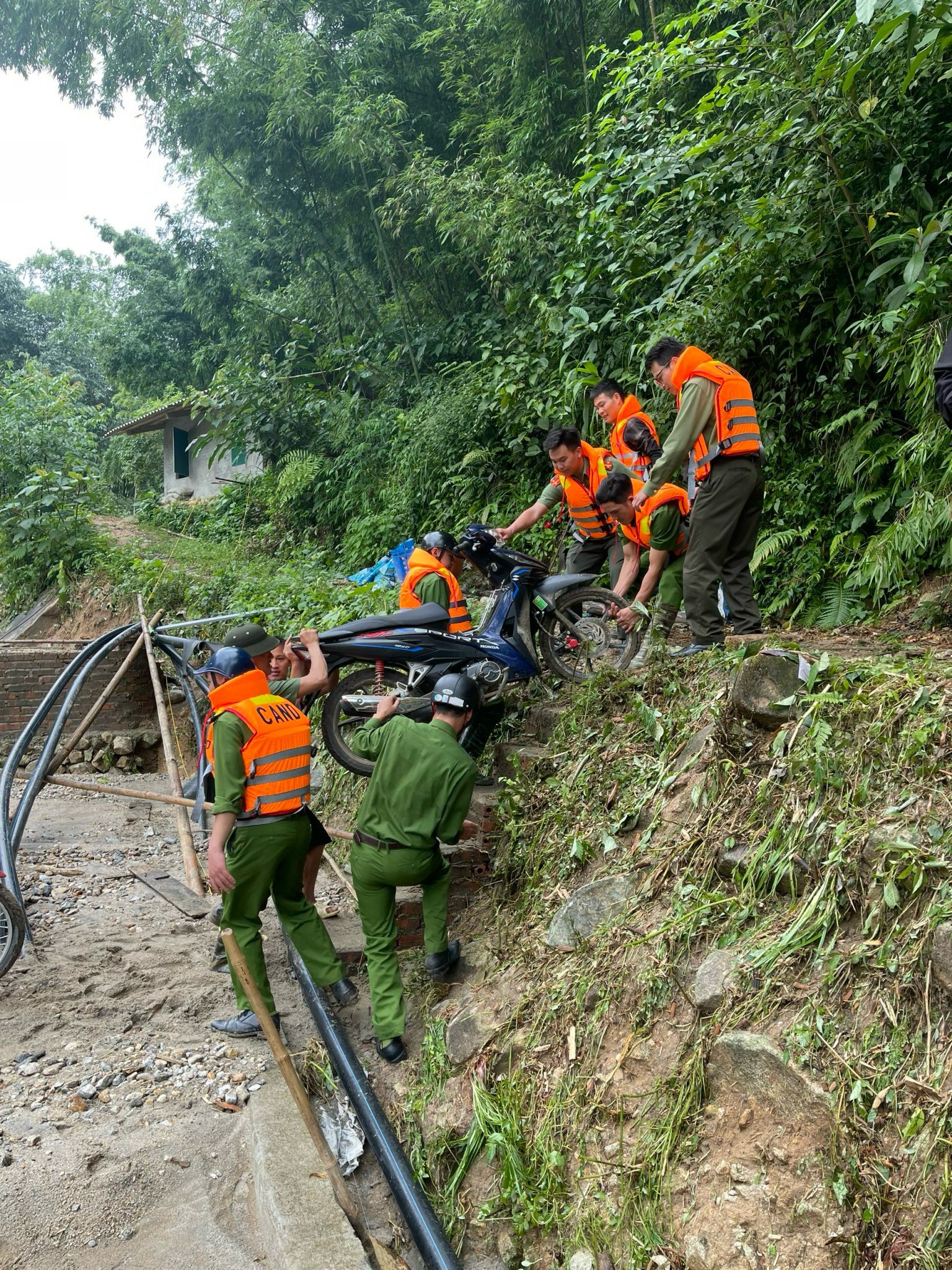 B&ecirc; từng vi&ecirc;n đ&aacute;, v&eacute;n từng c&agrave;nh c&acirc;y t&igrave;m kiếm cứu nạn gi&uacute;p nh&acirc;n sau lũ ống ở L&agrave;o Cai - Ảnh 5.