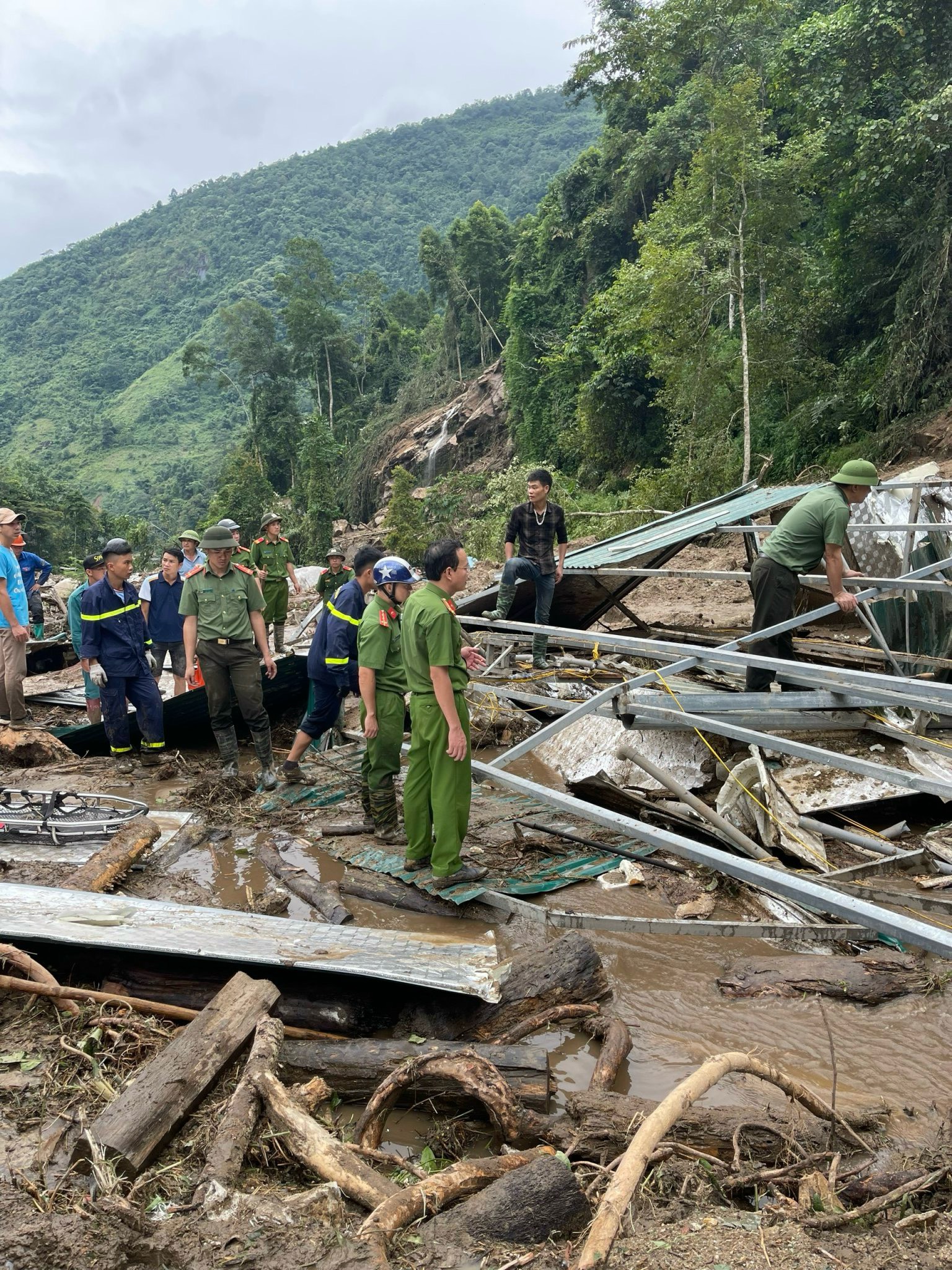 B&ecirc; từng vi&ecirc;n đ&aacute;, v&eacute;n từng c&agrave;nh c&acirc;y t&igrave;m kiếm cứu nạn gi&uacute;p nh&acirc;n sau lũ ống ở L&agrave;o Cai - Ảnh 2.