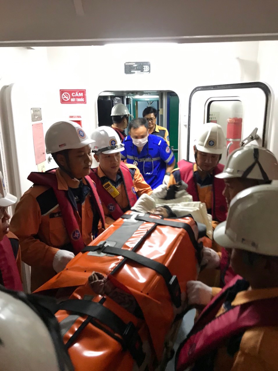 Vượt sóng lớn cứu nạn ngư dân bị tai biến trên quần đảo Trường Sa - Ảnh 1. Vượt sóng lớn cứu nạn ngư dân bị tai biến trên quần đảo Trường Sa - Ảnh 1.