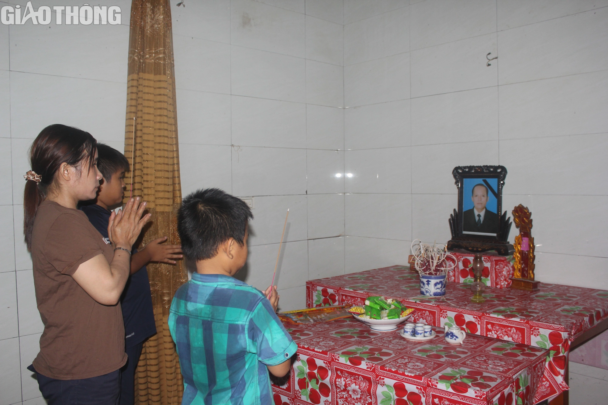 Chồng mất v&igrave; tai nạn giao th&ocirc;ng để lại người vợ c&ugrave;ng 4 đứa con thơ - Ảnh 1.