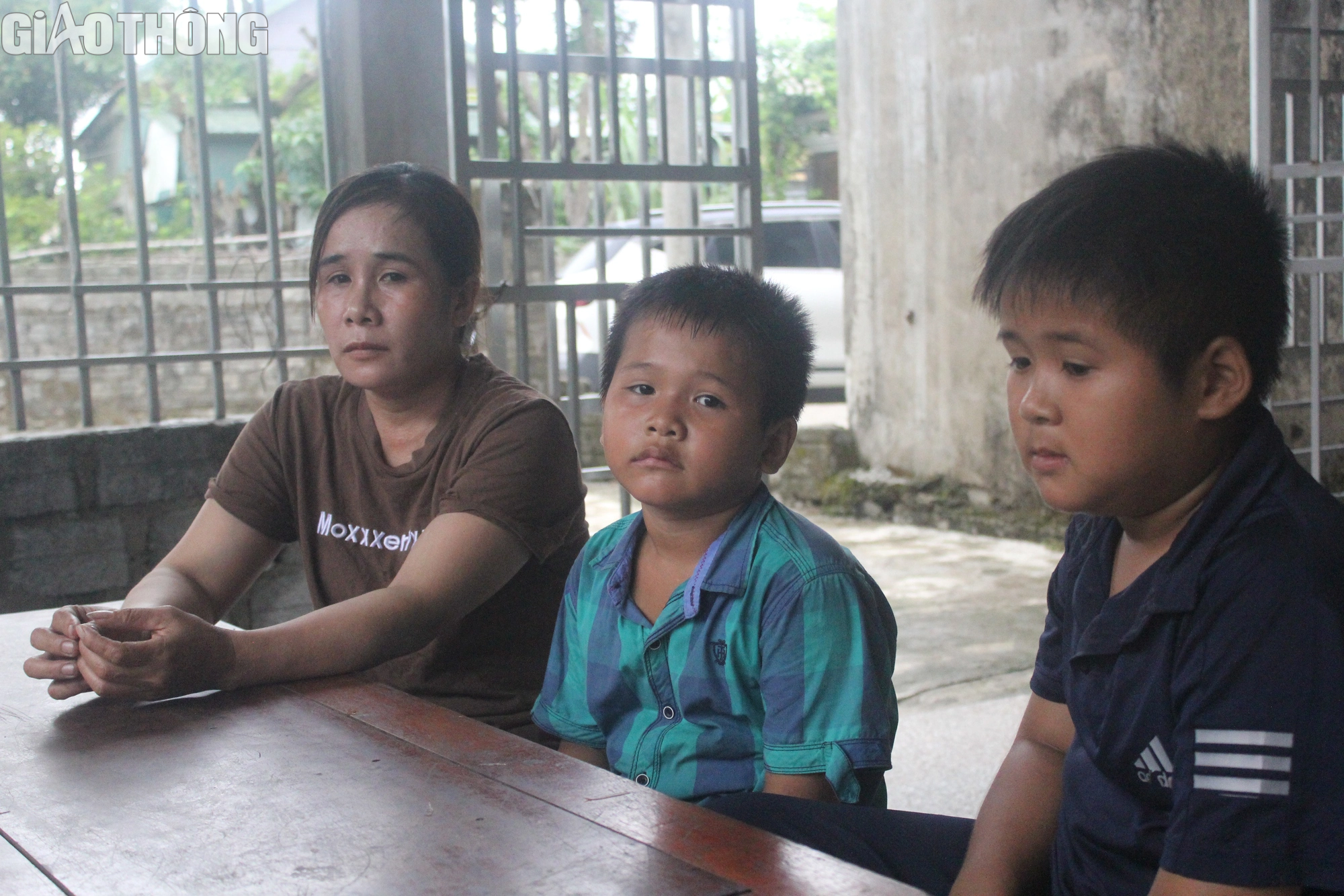 Chồng mất v&igrave; tai nạn giao th&ocirc;ng để lại người vợ c&ugrave;ng 4 đứa con thơ - Ảnh 2.