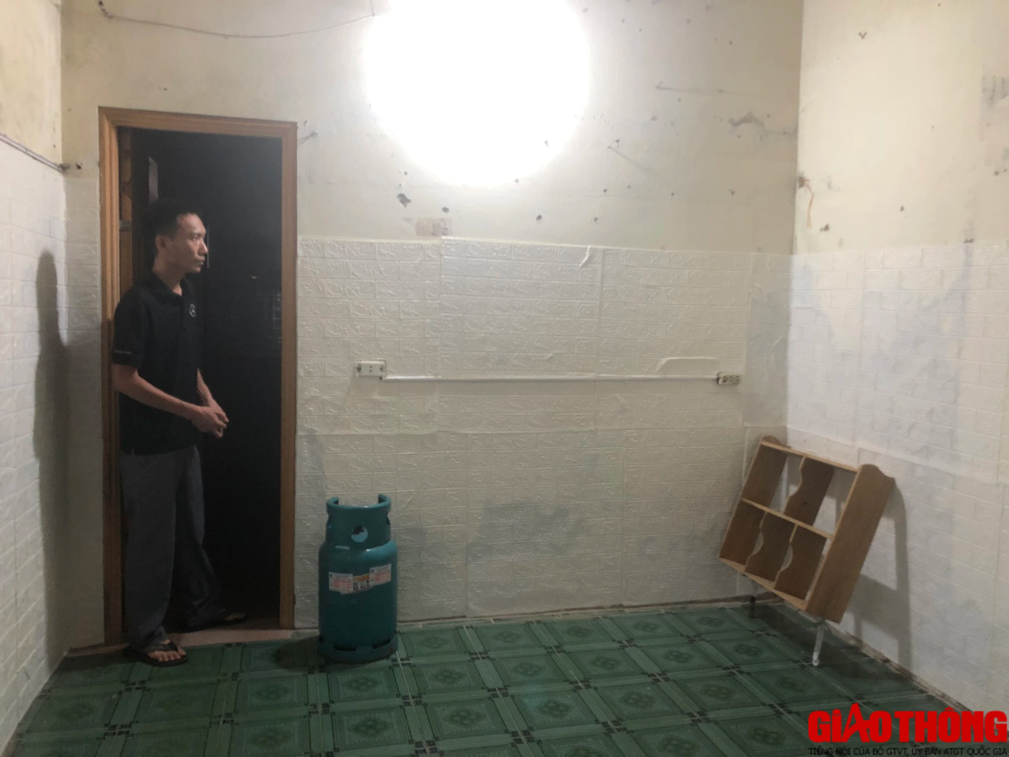 Người phụ nữ tử vong sau c&uacute; mở cửa của t&agrave;i xế &ocirc; t&ocirc;: Lặng người sau c&acirc;u n&oacute;i của con thơ - Ảnh 1.