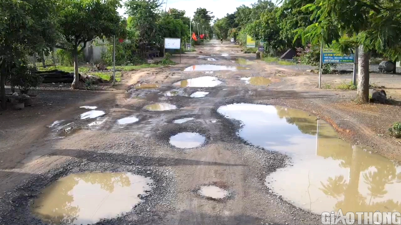 Xe chở đ&aacute; c&agrave;y n&aacute;t đường d&acirc;n sinh, người d&acirc;n m&ograve;n mỏi chờ sửa - Ảnh 5.