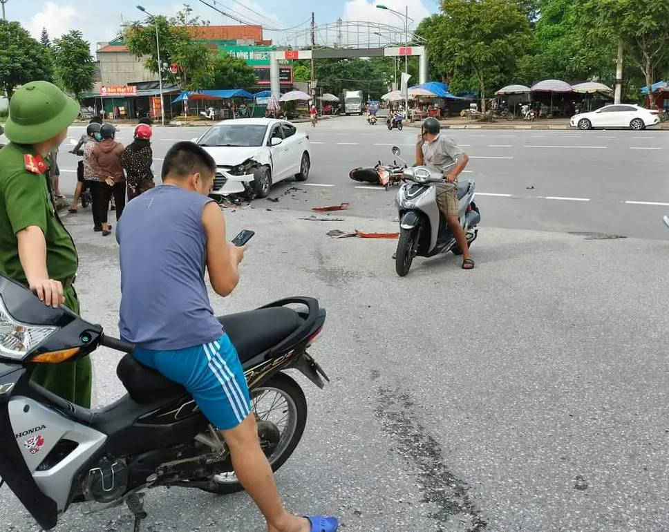 Th&oacute;t tim khoảnh khắc xe m&aacute;y t&ocirc;ng trực diện &ocirc; t&ocirc; đang sang đường, khiến t&agrave;i xế nhập viện ở Quảng Ninh - Ảnh 1.