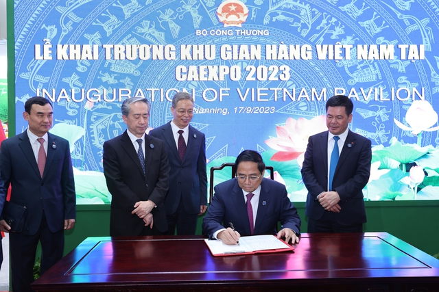 Thủ tướng: Mong muốn Việt Nam trở th&agrave;nh điểm trung chuyển h&agrave;ng h&oacute;a giữa ASEAN v&agrave; Trung Quốc - Ảnh 8.