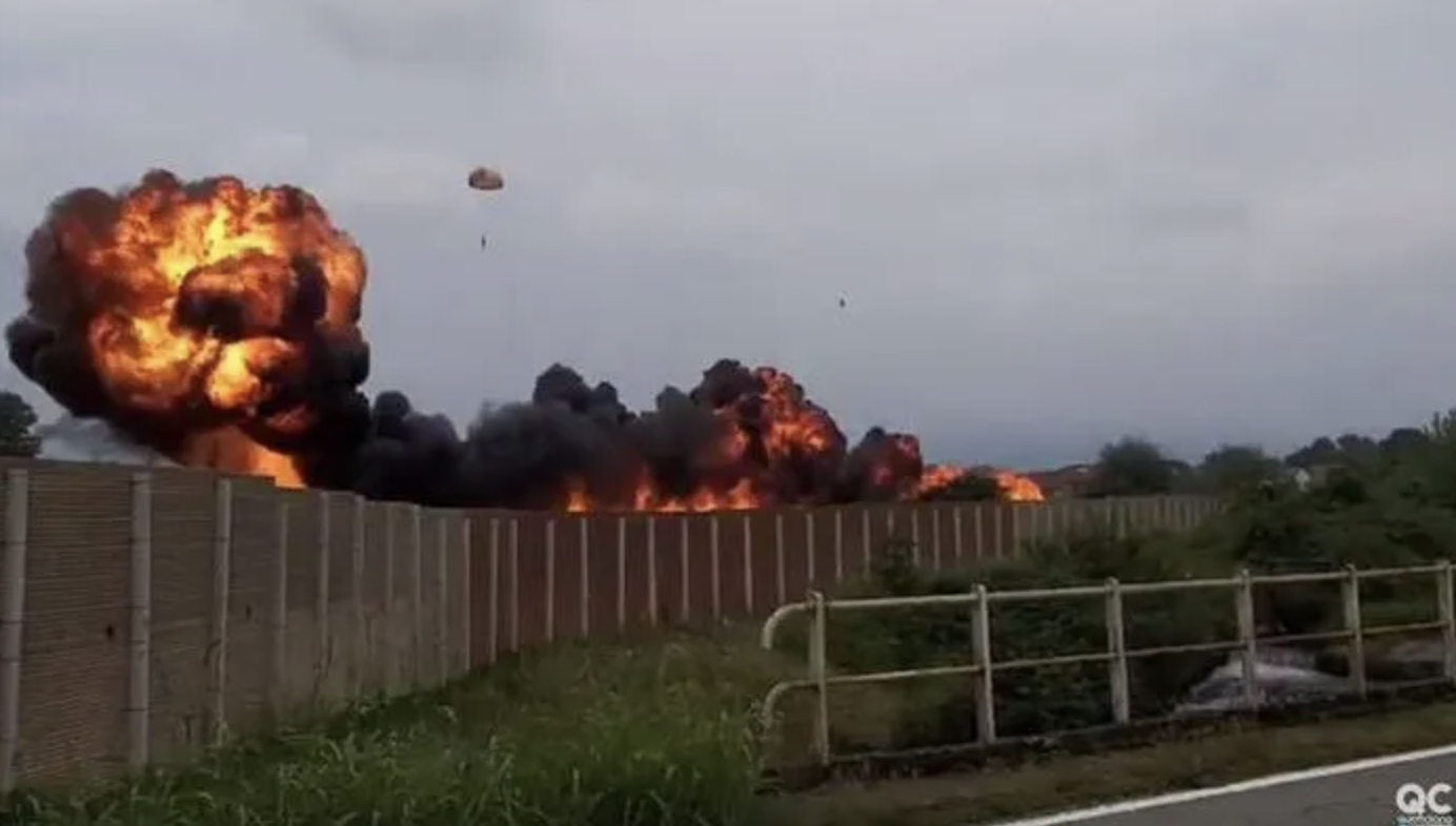 Video phi cơ quân sự rơi khi đang biểu diễn, đập vào ô tô dưới đường - Ảnh 1. Video phi cơ quân sự rơi khi đang biểu diễn, đập vào ô tô dưới đường - Ảnh 1.