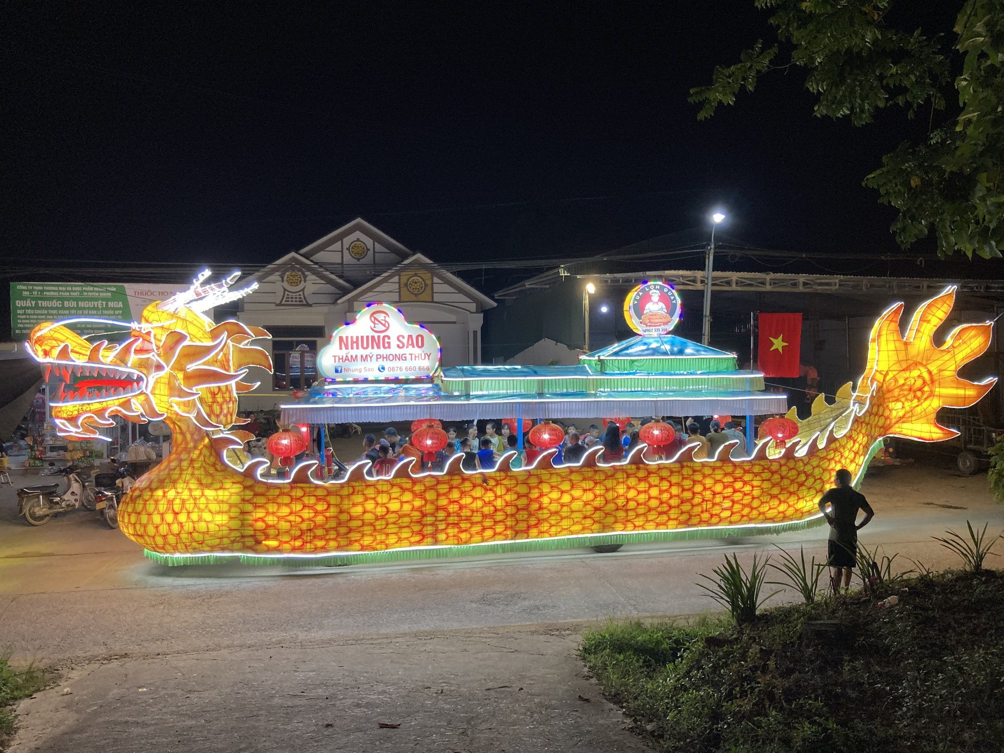 Ng&agrave;y đi l&agrave;m ruộng, tối về đi rước đ&egrave;n lồng lớn nhất nước ở Tuy&ecirc;n Quang - Ảnh 17.