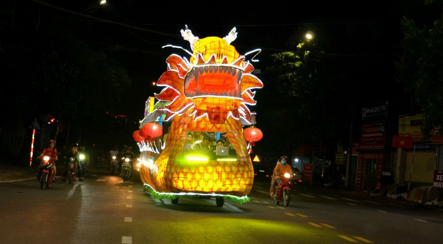 Ng&agrave;y đi l&agrave;m ruộng, tối về đi rước đ&egrave;n lồng lớn nhất nước ở Tuy&ecirc;n Quang - Ảnh 18.