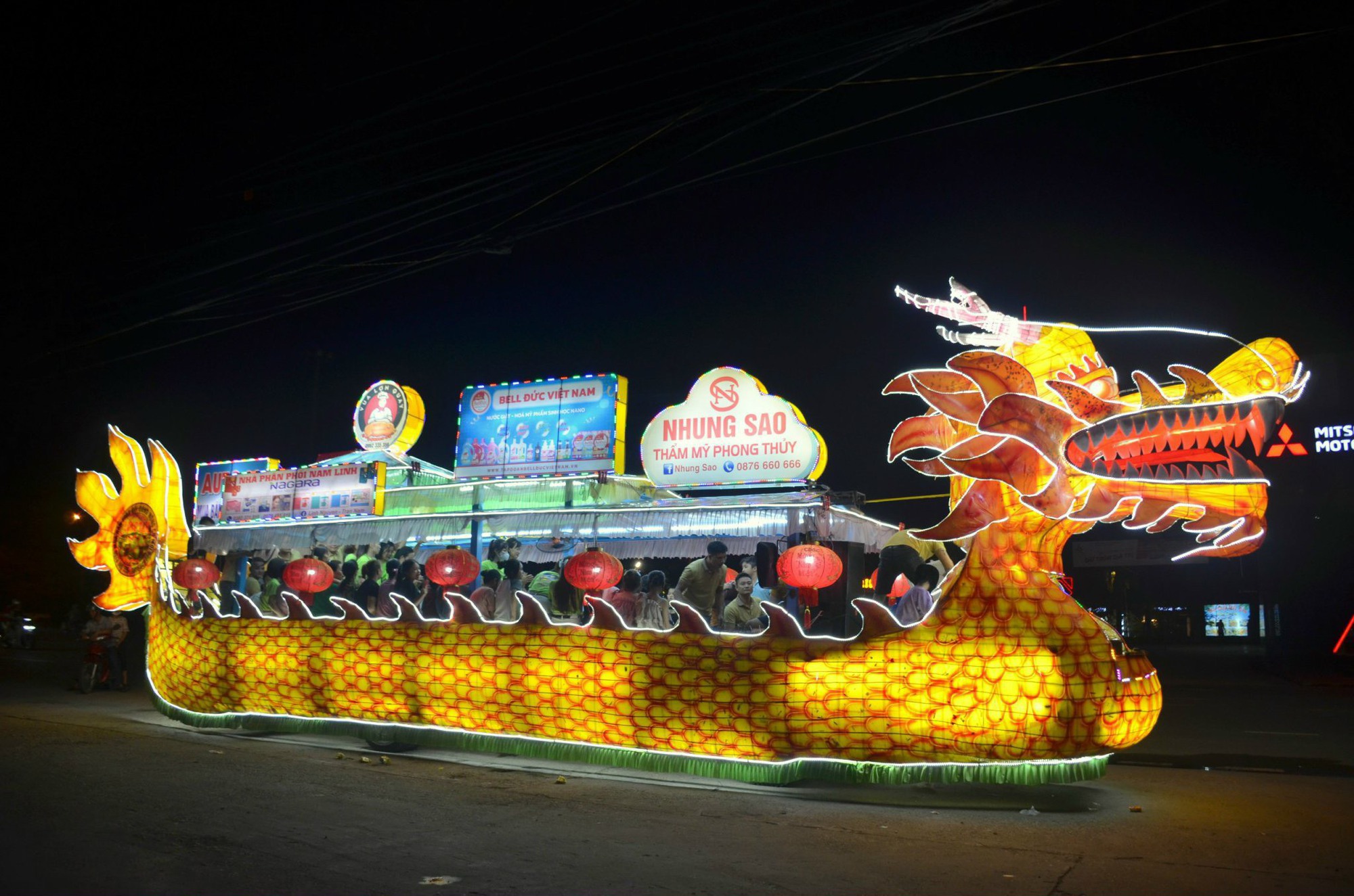 Ng&agrave;y đi l&agrave;m ruộng, tối về đi rước đ&egrave;n lồng lớn nhất nước ở Tuy&ecirc;n Quang - Ảnh 1.