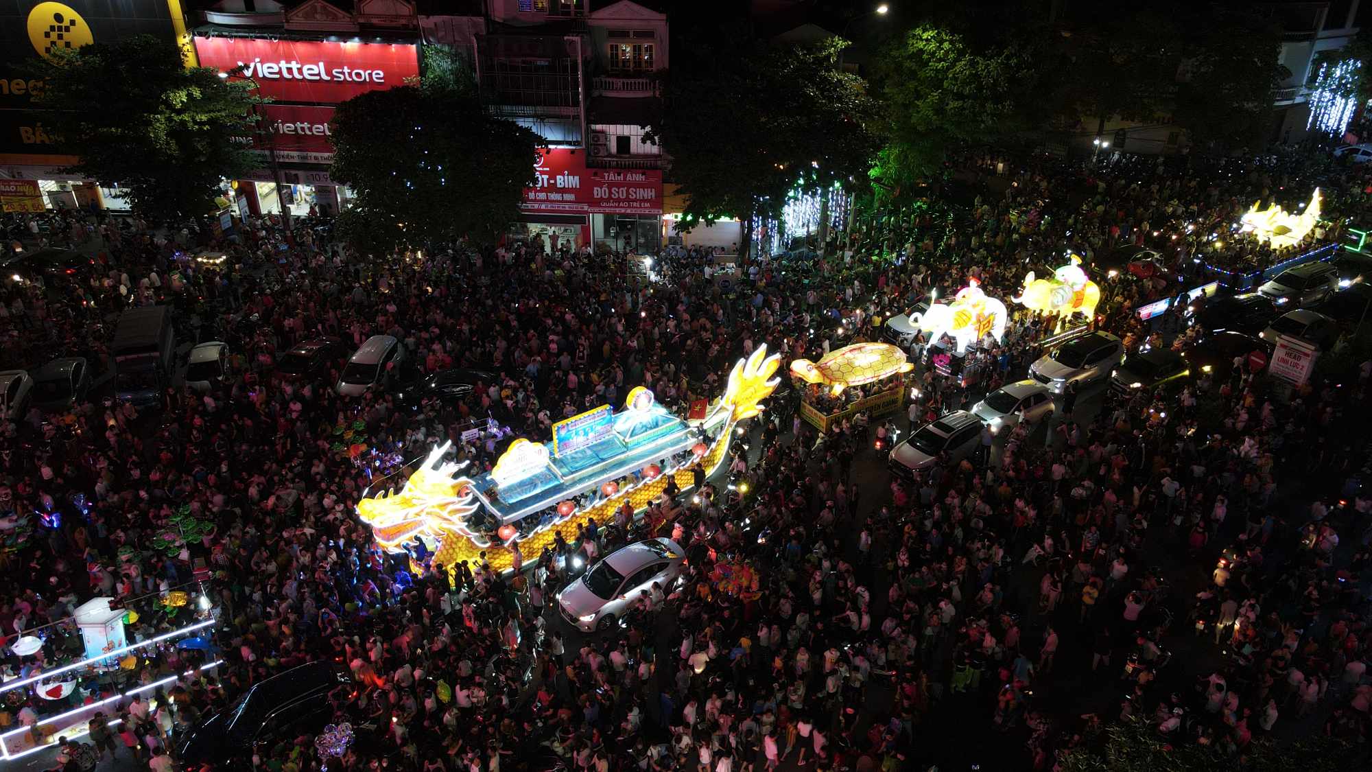 Ng&agrave;y đi l&agrave;m ruộng, tối về đi rước đ&egrave;n lồng lớn nhất nước ở Tuy&ecirc;n Quang - Ảnh 9.