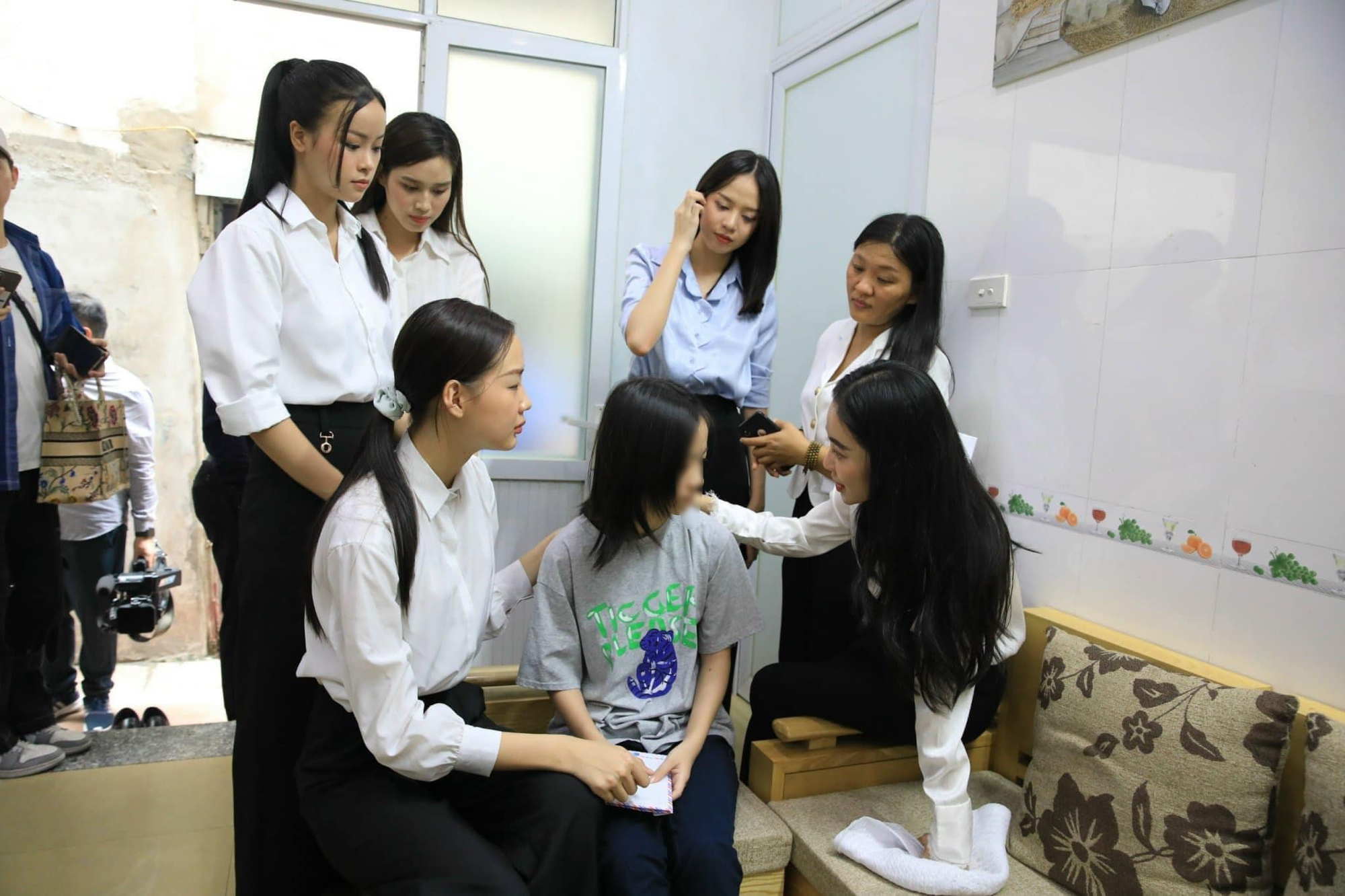 Hoa hậu Bảo Ngọc hỗ trợ b&eacute; g&aacute;i mồ c&ocirc;i trong vụ ch&aacute;y chung cư mini ở H&agrave; Nội thế n&agrave;o? - Ảnh 2.