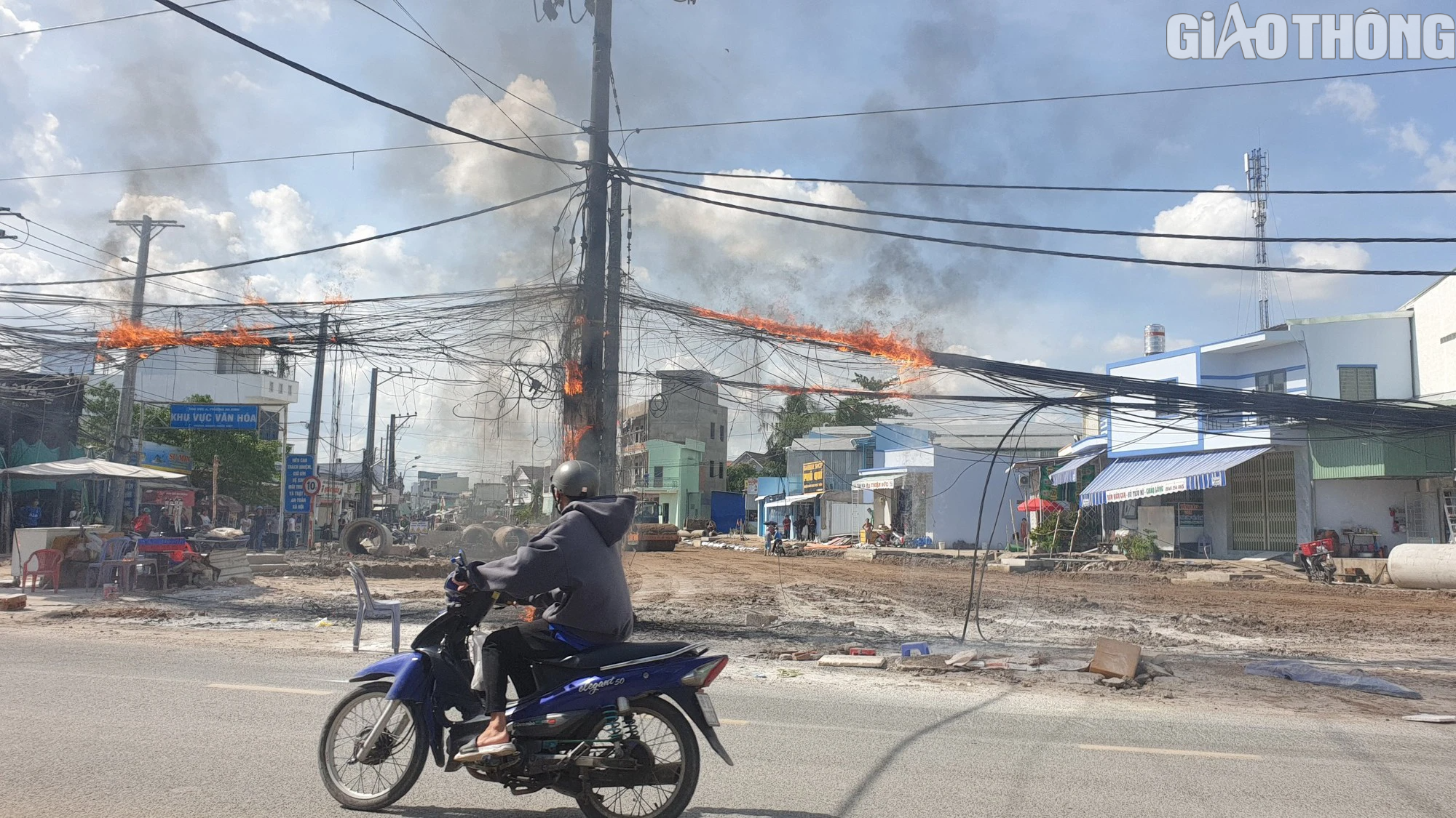 Cần Thơ: Cột điện b&ugrave;ng ch&aacute;y gần chợ nổi C&aacute;i Răng, d&acirc;n &ocirc;m h&agrave;ng h&oacute;a th&aacute;o chạy - Ảnh 2.