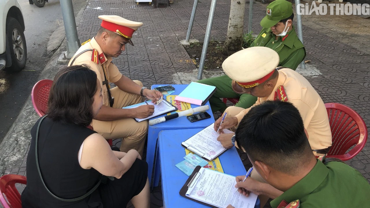 S&oacute;c Trăng: Xử l&yacute; h&agrave;ng loạt &ocirc; t&ocirc; l&aacute;i xe v&agrave;o đường cấm - Ảnh 3.