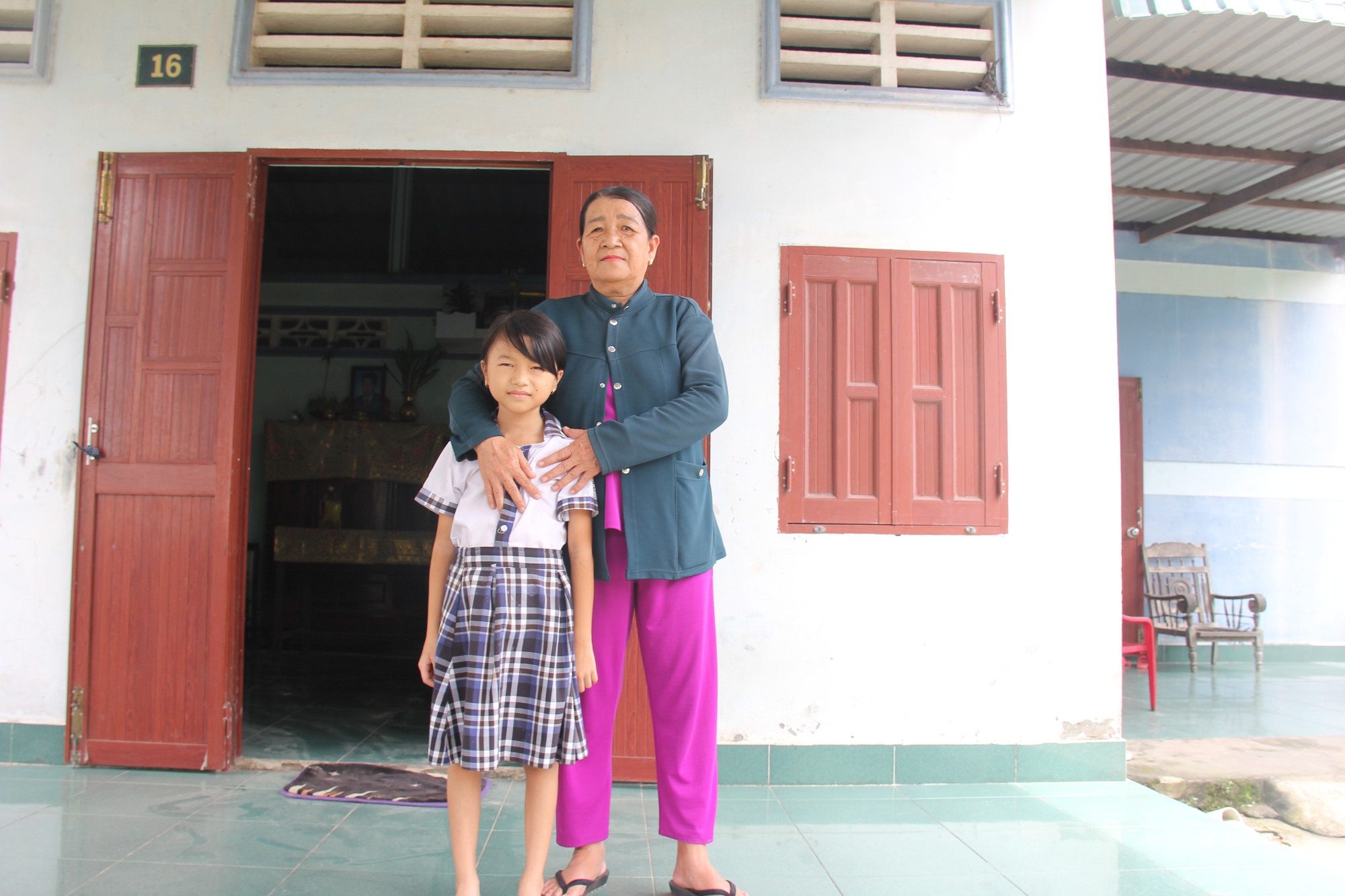 X&oacute;t cảnh 3 ch&aacute;u nhỏ mồ c&ocirc;i cha, mẹ nương nhờ b&agrave; ngoại gi&agrave; yếu - Ảnh 1.