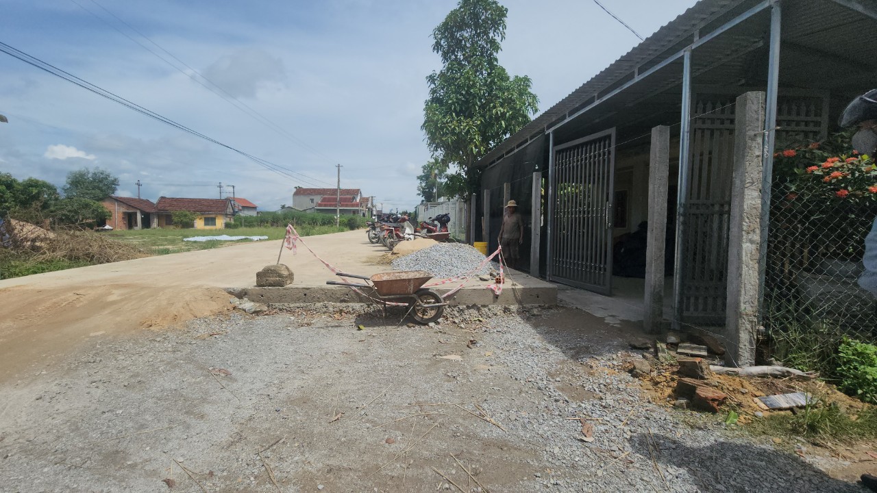 Quảng Ng&atilde;i: Dự &aacute;n giao th&ocirc;ng thi c&ocirc;ng bết b&aacute;t, bẫy người đi đường - Ảnh 9.