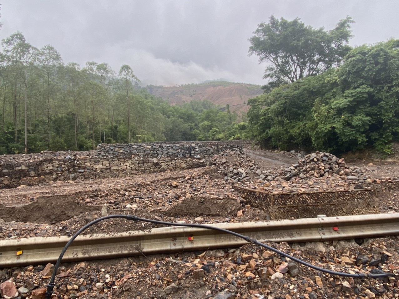 Quảng Ninh: V&igrave; sao khối than, x&iacute;t, đ&aacute; khổng uy hiếp tuyến đường Ngọa V&acirc;n &ndash; Y&ecirc;n Tử chậm được xử l&yacute;? - Ảnh 4.