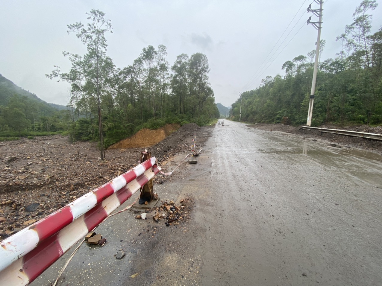 Quảng Ninh: V&igrave; sao khối than, x&iacute;t, đ&aacute; khổng uy hiếp tuyến đường Ngọa V&acirc;n &ndash; Y&ecirc;n Tử chậm được xử l&yacute;? - Ảnh 5.