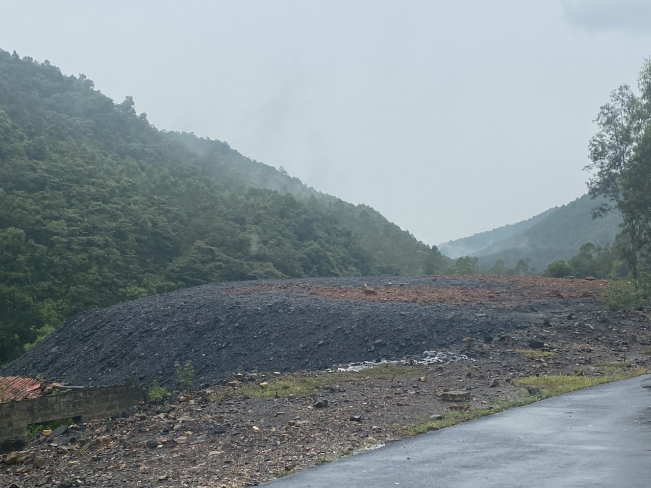 Quảng Ninh: V&igrave; sao khối than, x&iacute;t, đ&aacute; khổng uy hiếp tuyến đường Ngọa V&acirc;n &ndash; Y&ecirc;n Tử chậm được xử l&yacute;? - Ảnh 2.