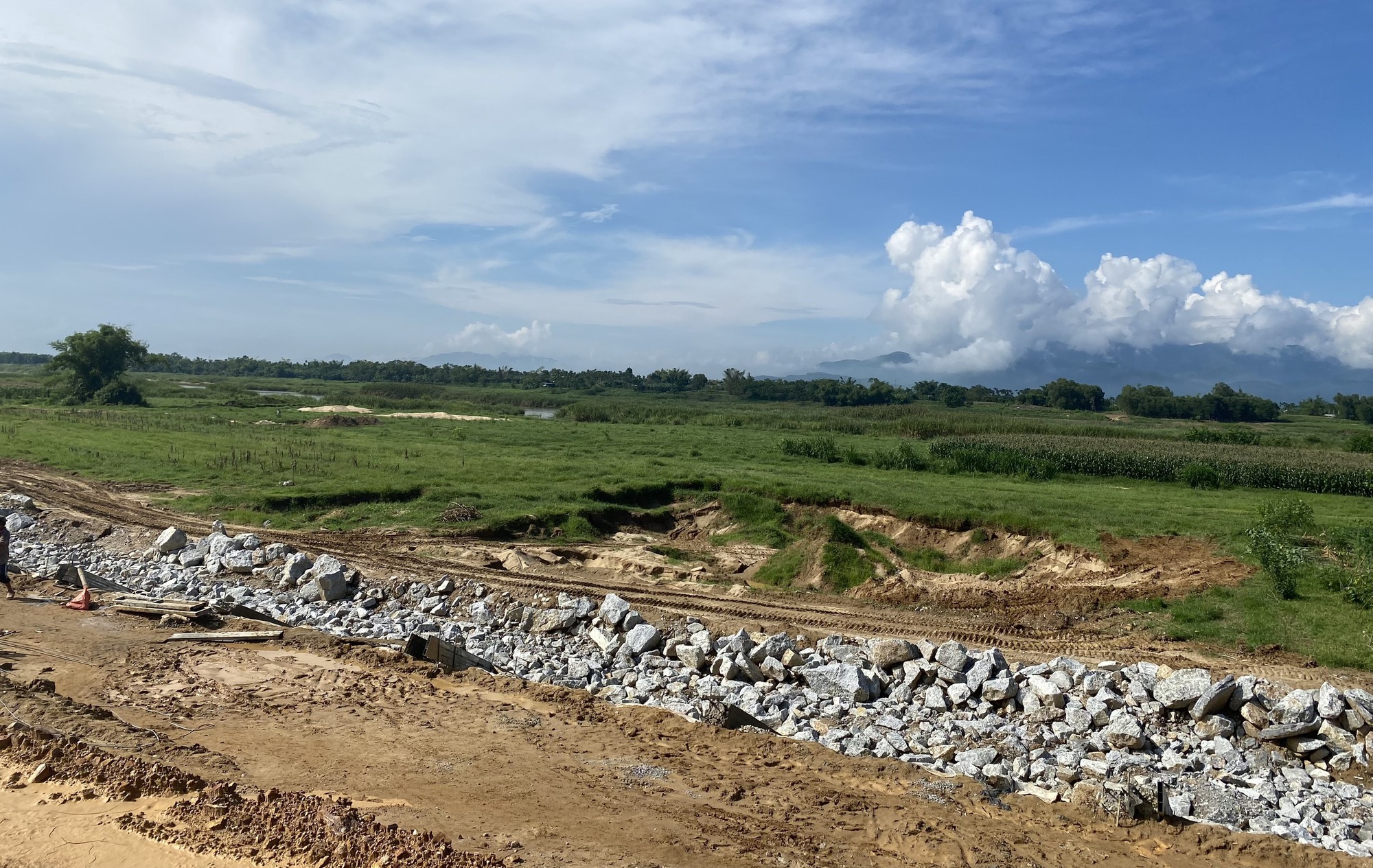 Bất chấp chủ tịch Quảng Ng&atilde;i chỉ đạo xử l&yacute; h&igrave;nh sự, "c&aacute;t tặc" vẫn ho&agrave;nh h&agrave;nh - Ảnh 4.