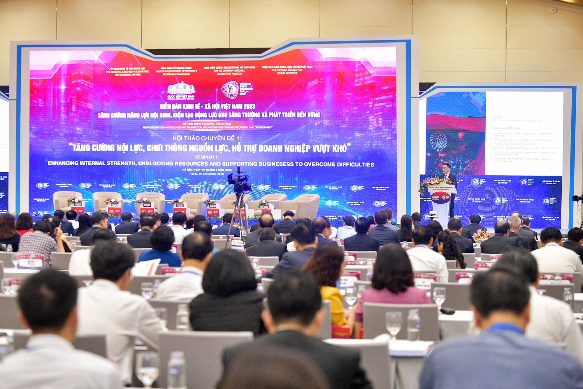 PGS.TS Trần Đình Thiên: Tập đoàn trong nước hoàn toàn làm được đường metro - Ảnh 2. PGS.TS Trần Đình Thiên: Tập đoàn trong nước hoàn toàn làm được đường metro - Ảnh 2.