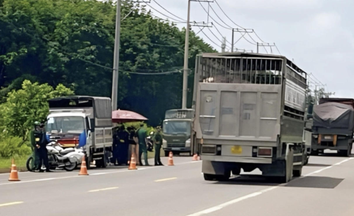 Vụ cảnh s&aacute;t r&uacute;t s&uacute;ng truy đuổi xe tải: T&agrave;i xế chạy xe c&aacute; nh&acirc;n, từng đi cai nghiện - Ảnh 2.