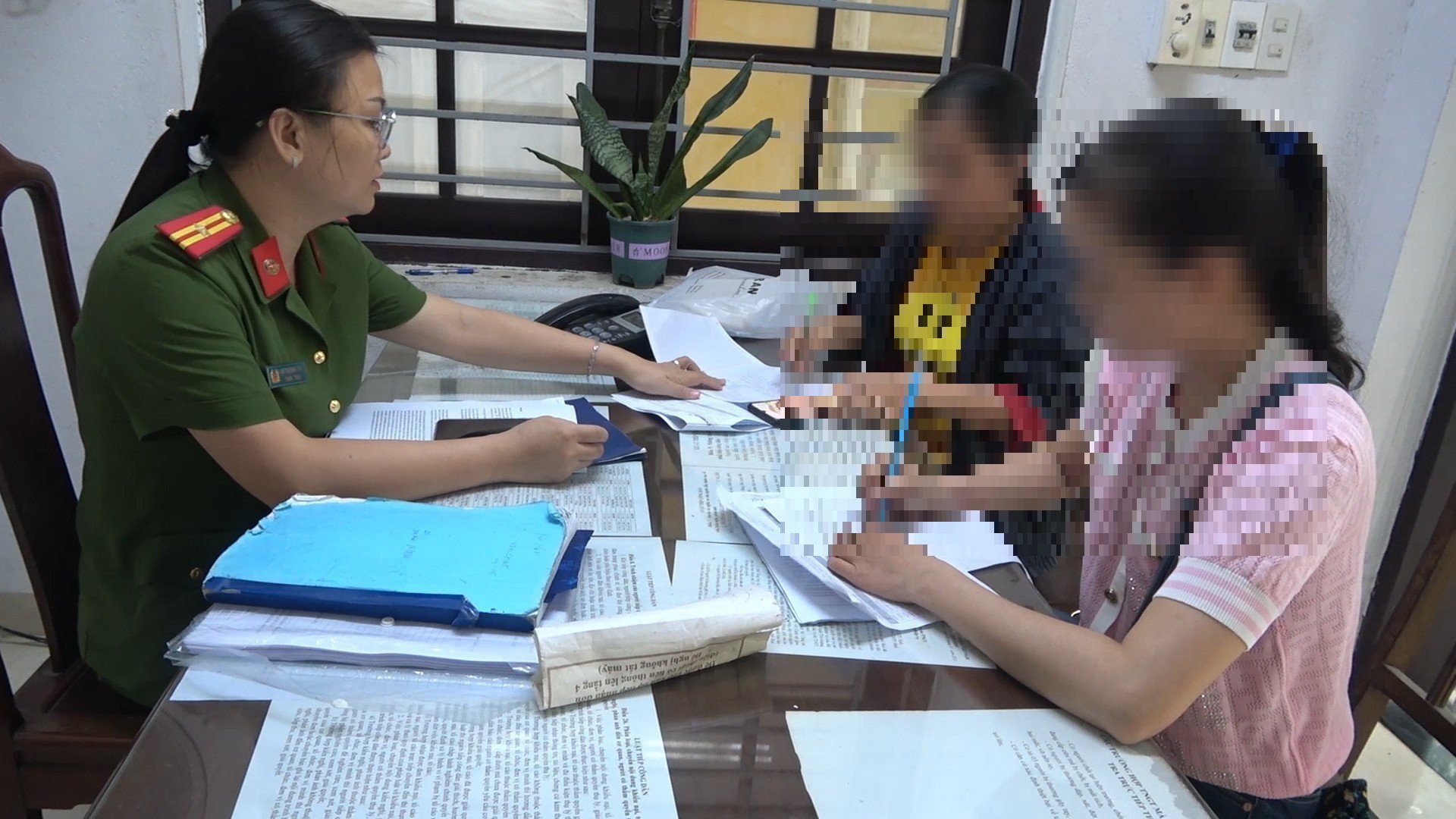 Lừa đảo &ldquo;dọa li&ecirc;n quan đến một vụ &aacute;n&rdquo;, cảnh b&aacute;o m&atilde;i vẫn nhiều người mắc bẫy - Ảnh 1.