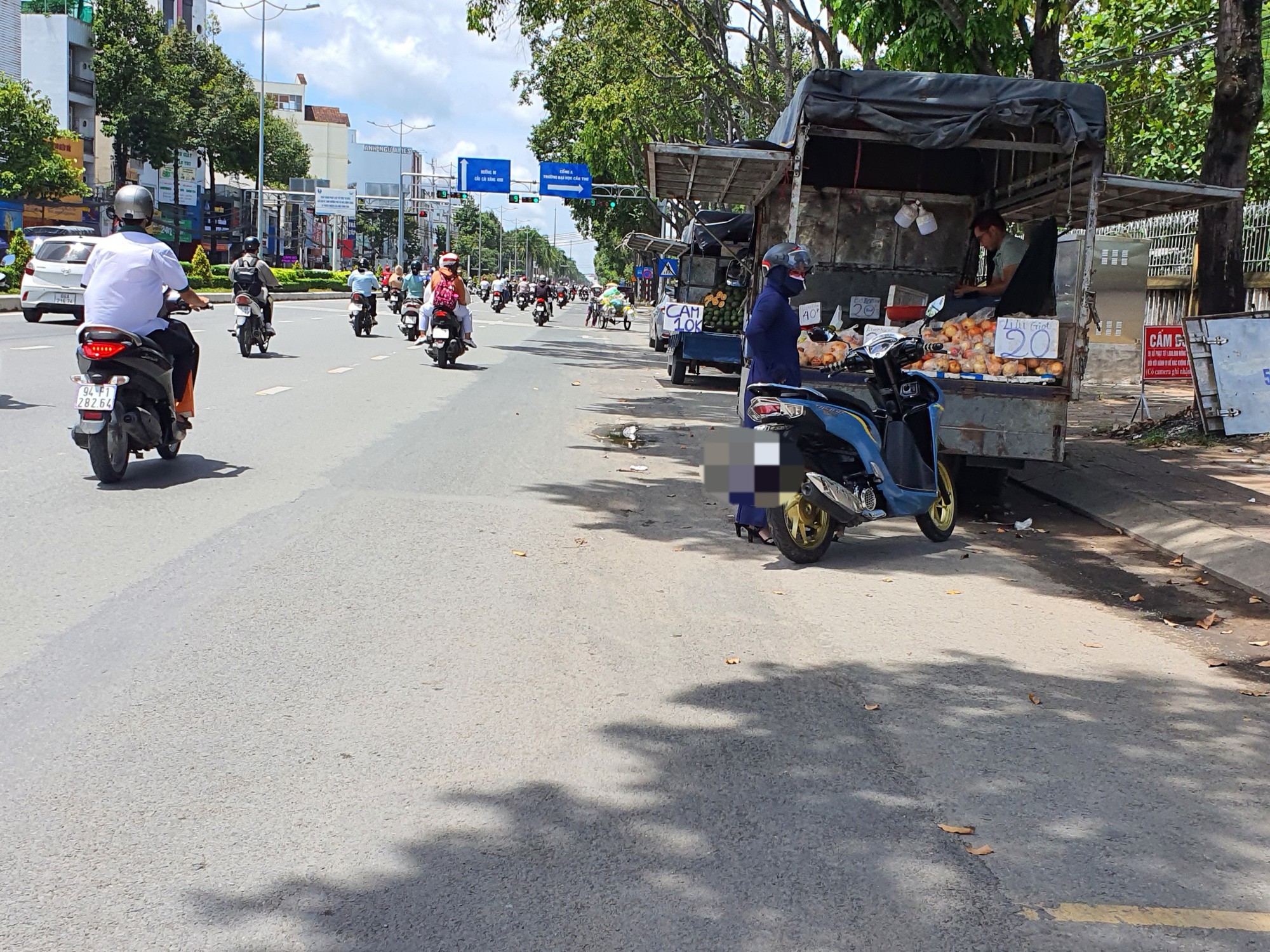 Cần Thơ: Mất an toàn giao thông từ việc đỗ xe tải bán hàng dưới lòng đường - Ảnh 2. Cần Thơ: Mất an toàn giao thông từ việc đỗ xe tải bán hàng dưới lòng đường - Ảnh 2.