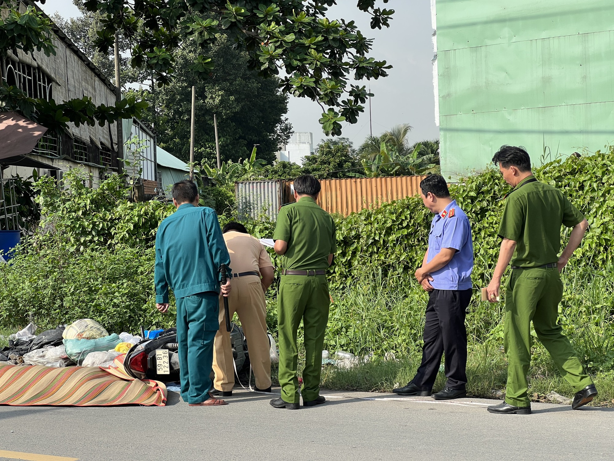 Xe kh&aacute;ch va chạm xe m&aacute;y, một phụ nữ tử vong  - Ảnh 1.