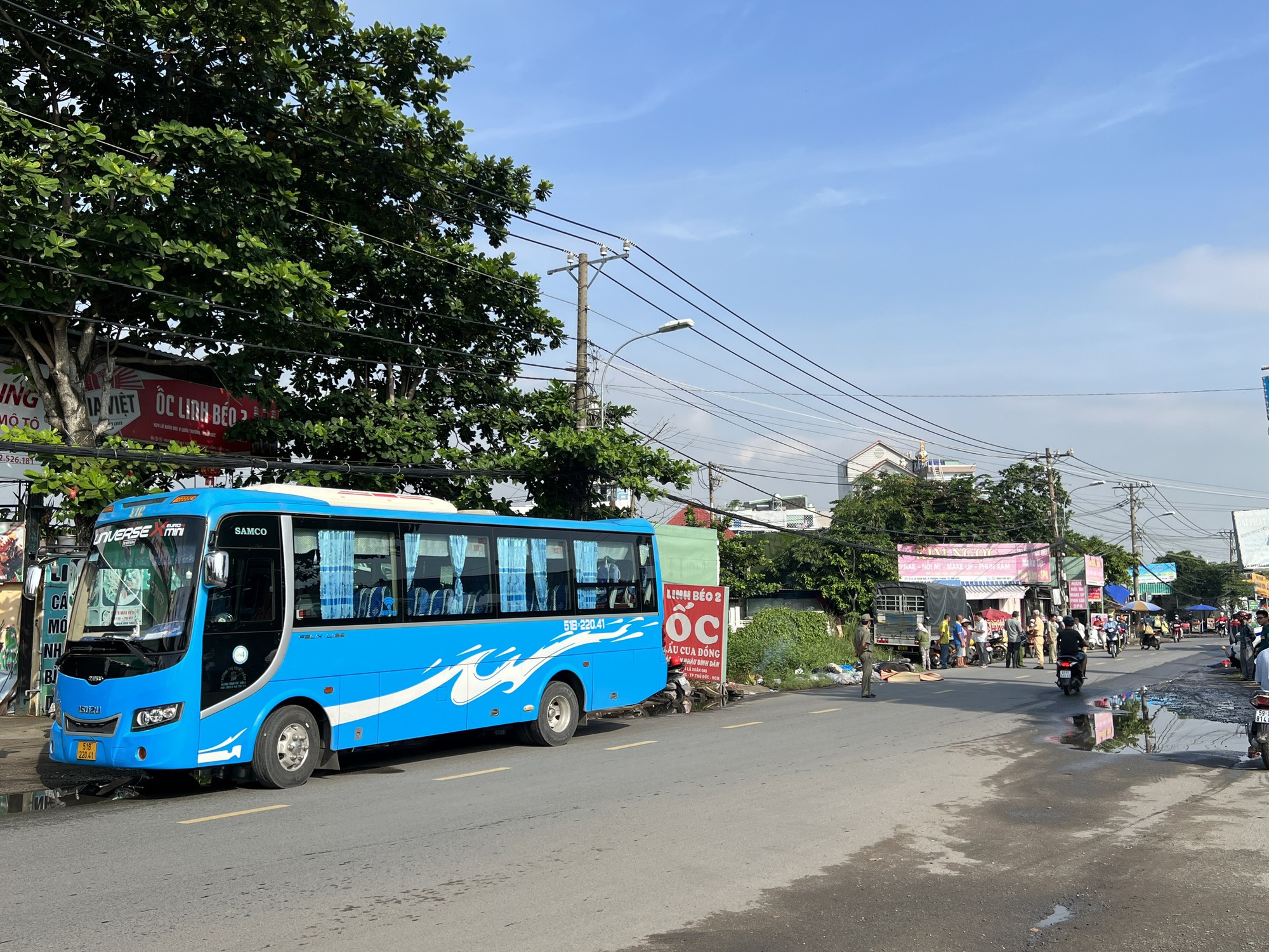 Xe kh&aacute;ch va chạm xe m&aacute;y, một phụ nữ tử vong  - Ảnh 2.