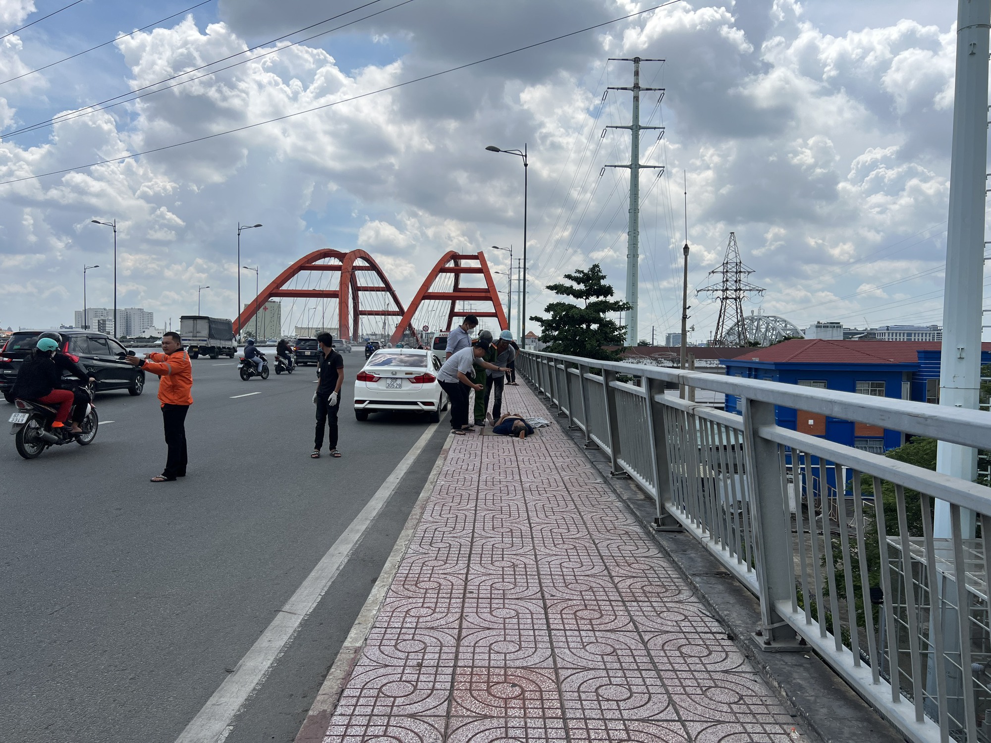 Người đ&agrave;n &ocirc;ng nằm chết tr&ecirc;n cầu B&igrave;nh Lợi  - Ảnh 1.