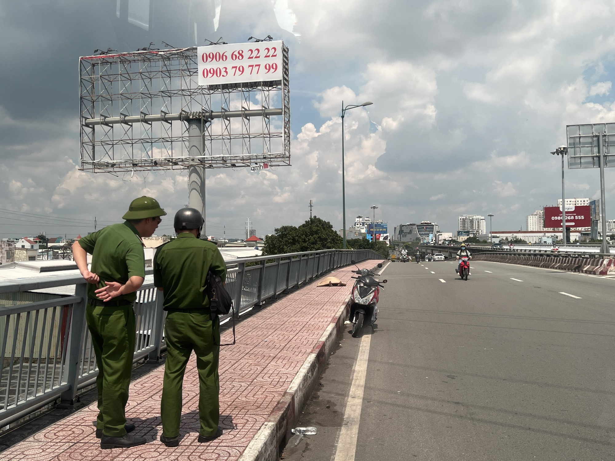 Người đ&agrave;n &ocirc;ng nằm chết tr&ecirc;n cầu B&igrave;nh Lợi  - Ảnh 2.