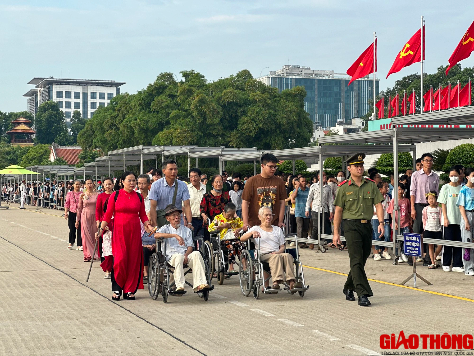 X&uacute;c động h&igrave;nh ảnh d&ograve;ng người xếp h&agrave;ng v&agrave;o Lăng viếng B&aacute;c s&aacute;ng 2/9 - Ảnh 2.