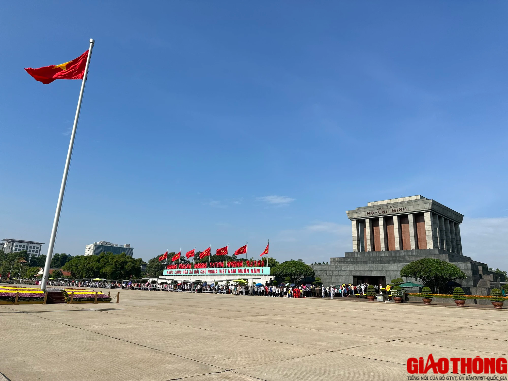 X&uacute;c động h&igrave;nh ảnh d&ograve;ng người xếp h&agrave;ng v&agrave;o Lăng viếng B&aacute;c s&aacute;ng 2/9 - Ảnh 1.