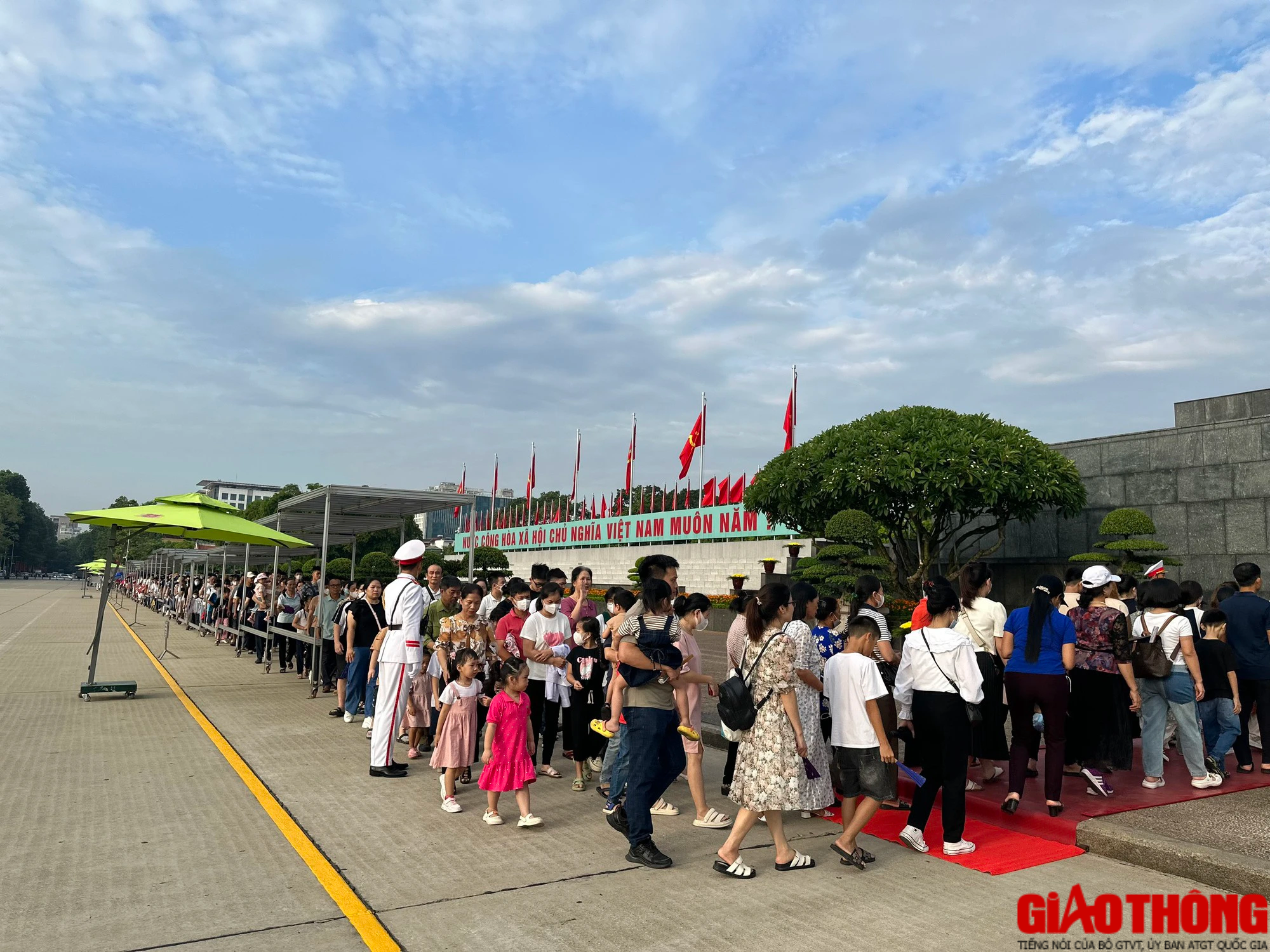 X&uacute;c động h&igrave;nh ảnh d&ograve;ng người xếp h&agrave;ng v&agrave;o Lăng viếng B&aacute;c s&aacute;ng 2/9 - Ảnh 3.