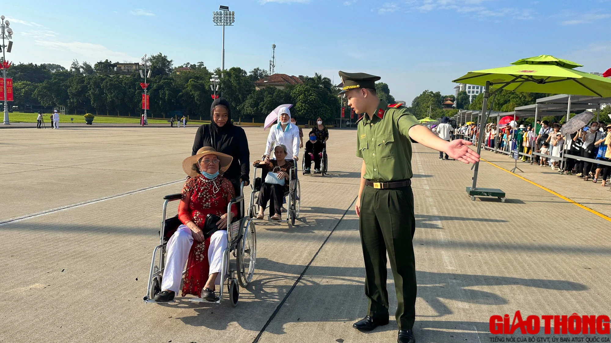 X&uacute;c động h&igrave;nh ảnh d&ograve;ng người xếp h&agrave;ng v&agrave;o Lăng viếng B&aacute;c s&aacute;ng 2/9 - Ảnh 4.