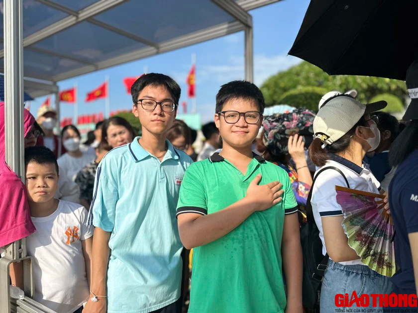 X&uacute;c động h&igrave;nh ảnh d&ograve;ng người xếp h&agrave;ng v&agrave;o Lăng viếng B&aacute;c s&aacute;ng 2/9 - Ảnh 5.