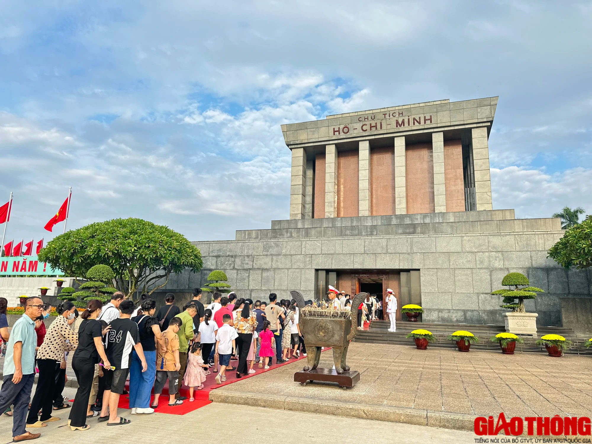 X&uacute;c động h&igrave;nh ảnh d&ograve;ng người xếp h&agrave;ng v&agrave;o Lăng viếng B&aacute;c s&aacute;ng 2/9 - Ảnh 6.