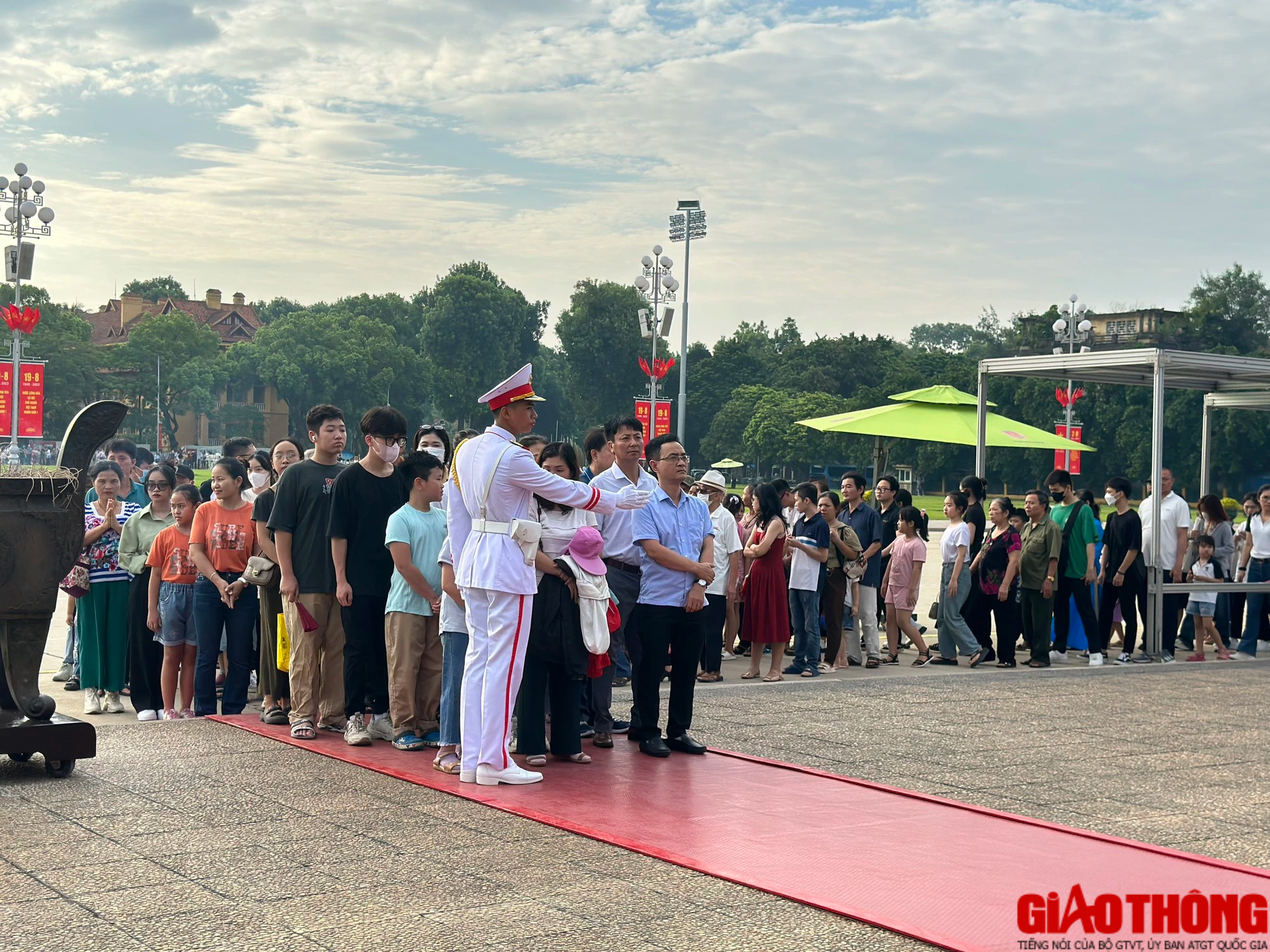 X&uacute;c động h&igrave;nh ảnh d&ograve;ng người xếp h&agrave;ng v&agrave;o Lăng viếng B&aacute;c s&aacute;ng 2/9 - Ảnh 7.