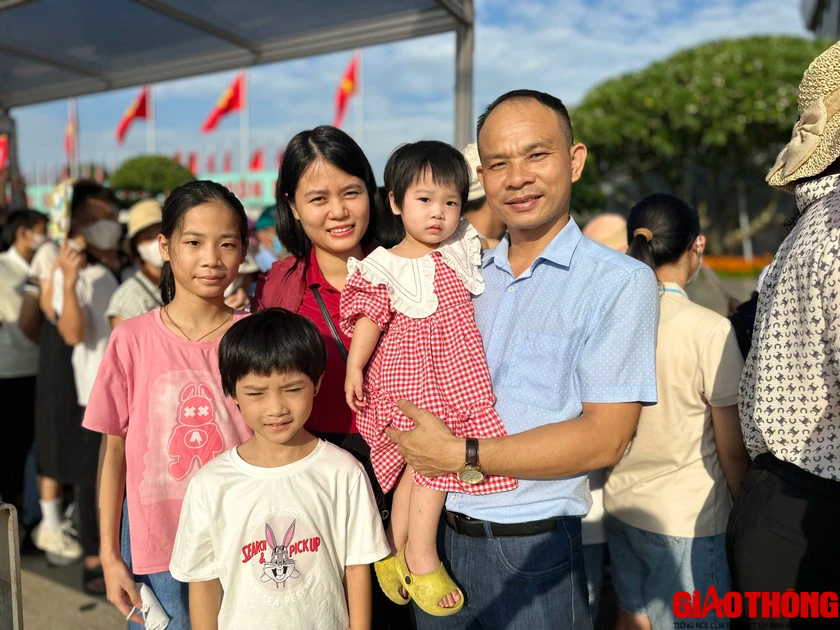 X&uacute;c động h&igrave;nh ảnh d&ograve;ng người xếp h&agrave;ng v&agrave;o Lăng viếng B&aacute;c s&aacute;ng 2/9 - Ảnh 8.