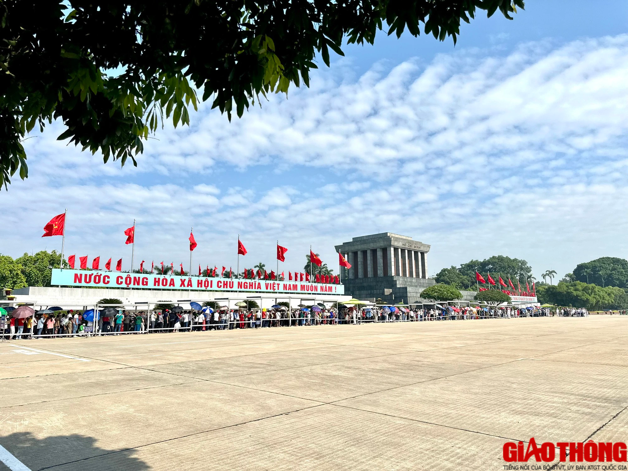 X&uacute;c động h&igrave;nh ảnh d&ograve;ng người xếp h&agrave;ng v&agrave;o Lăng viếng B&aacute;c s&aacute;ng 2/9 - Ảnh 9.