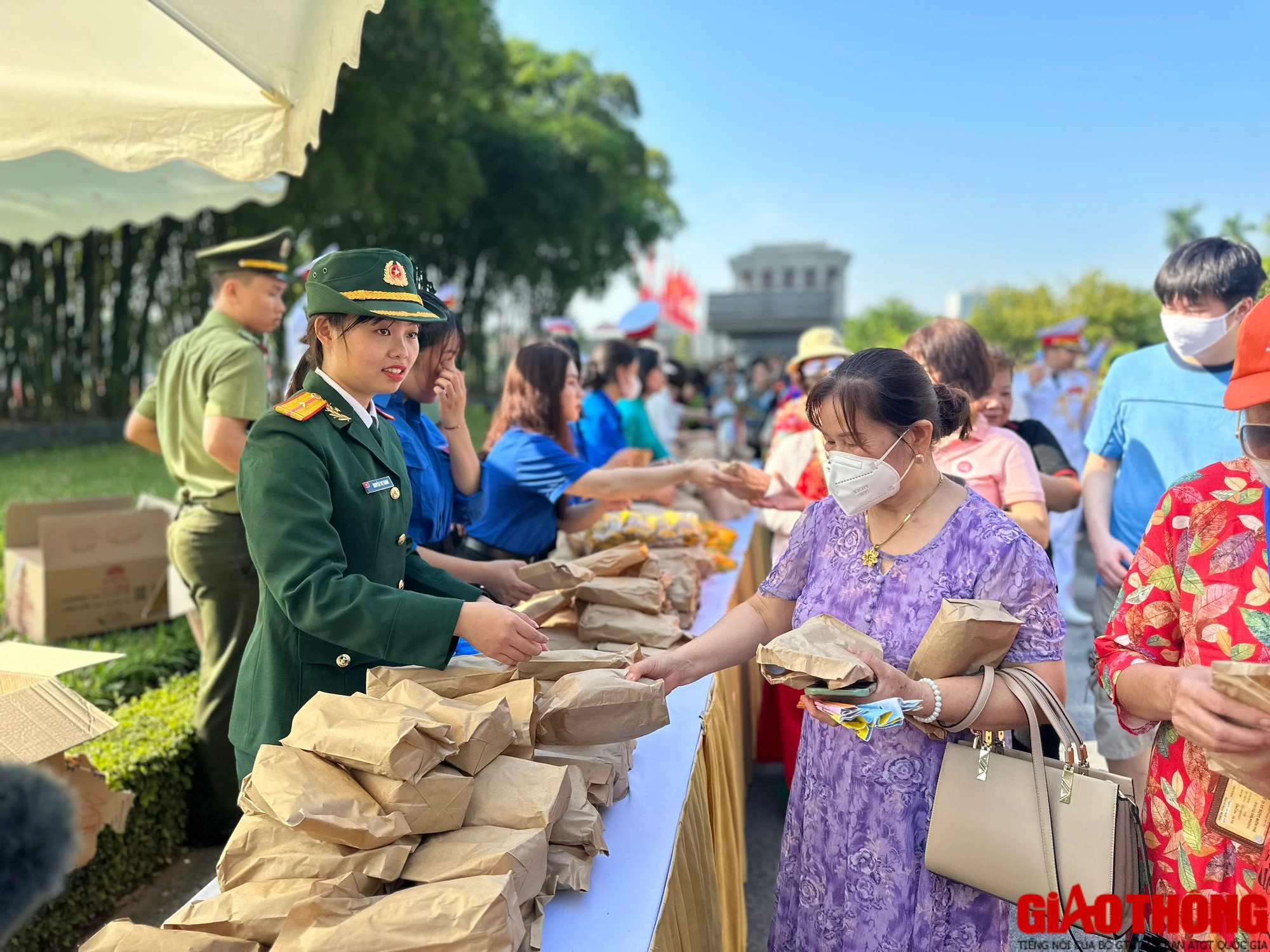 X&uacute;c động h&igrave;nh ảnh d&ograve;ng người xếp h&agrave;ng v&agrave;o Lăng viếng B&aacute;c s&aacute;ng 2/9 - Ảnh 12.