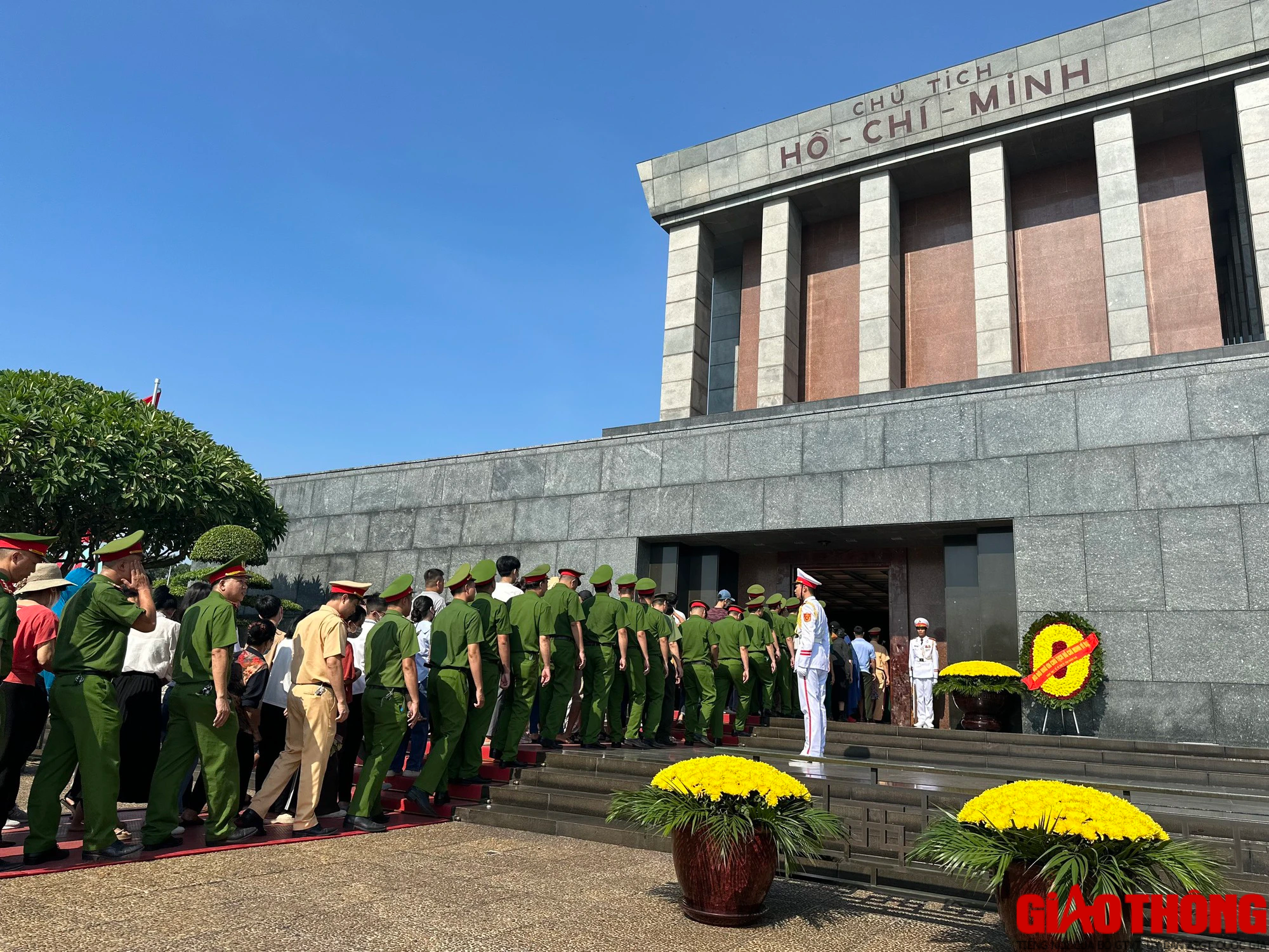 X&uacute;c động h&igrave;nh ảnh d&ograve;ng người xếp h&agrave;ng v&agrave;o Lăng viếng B&aacute;c s&aacute;ng 2/9 - Ảnh 11.