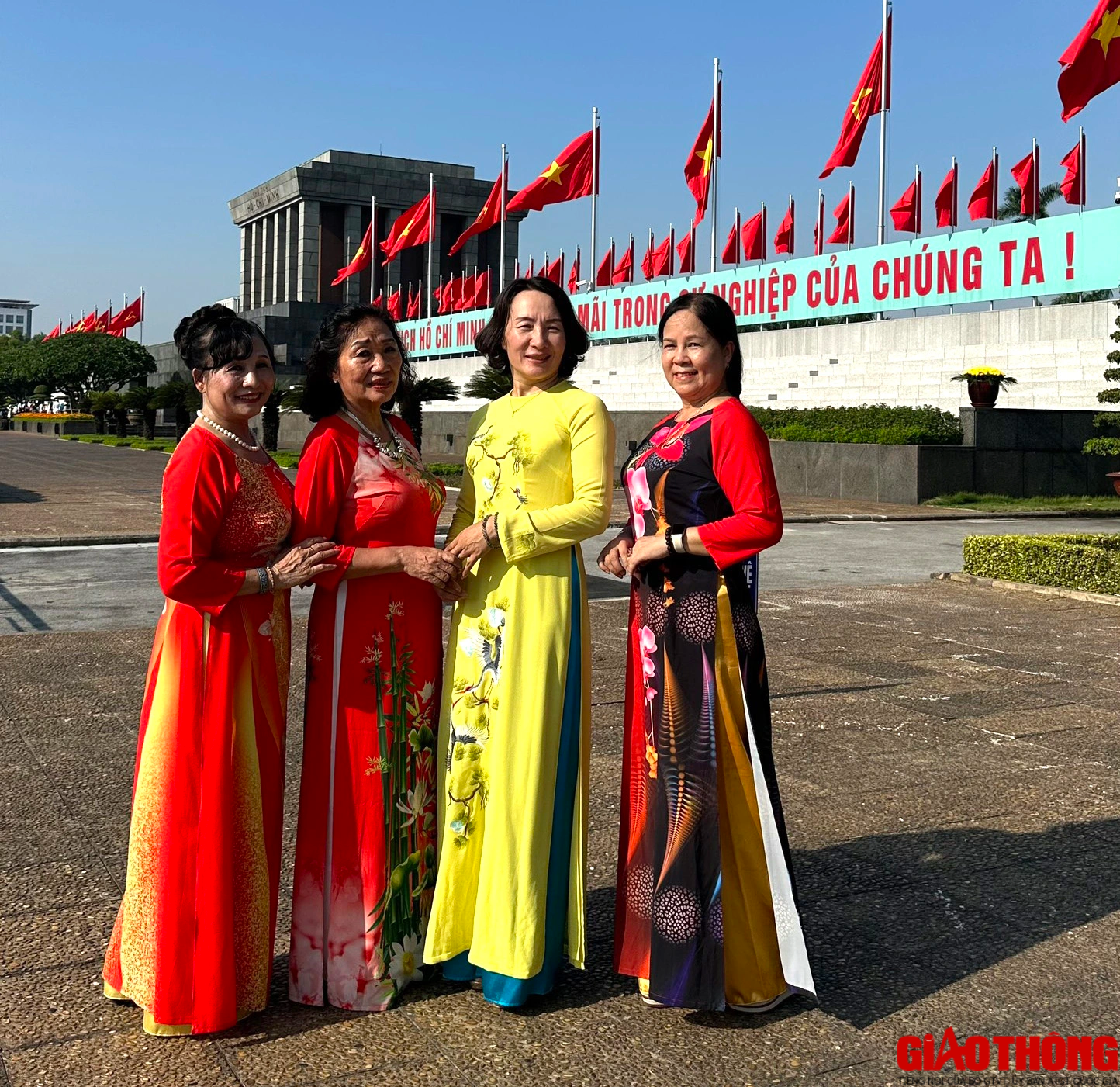 X&uacute;c động h&igrave;nh ảnh d&ograve;ng người xếp h&agrave;ng v&agrave;o Lăng viếng B&aacute;c s&aacute;ng 2/9 - Ảnh 10.